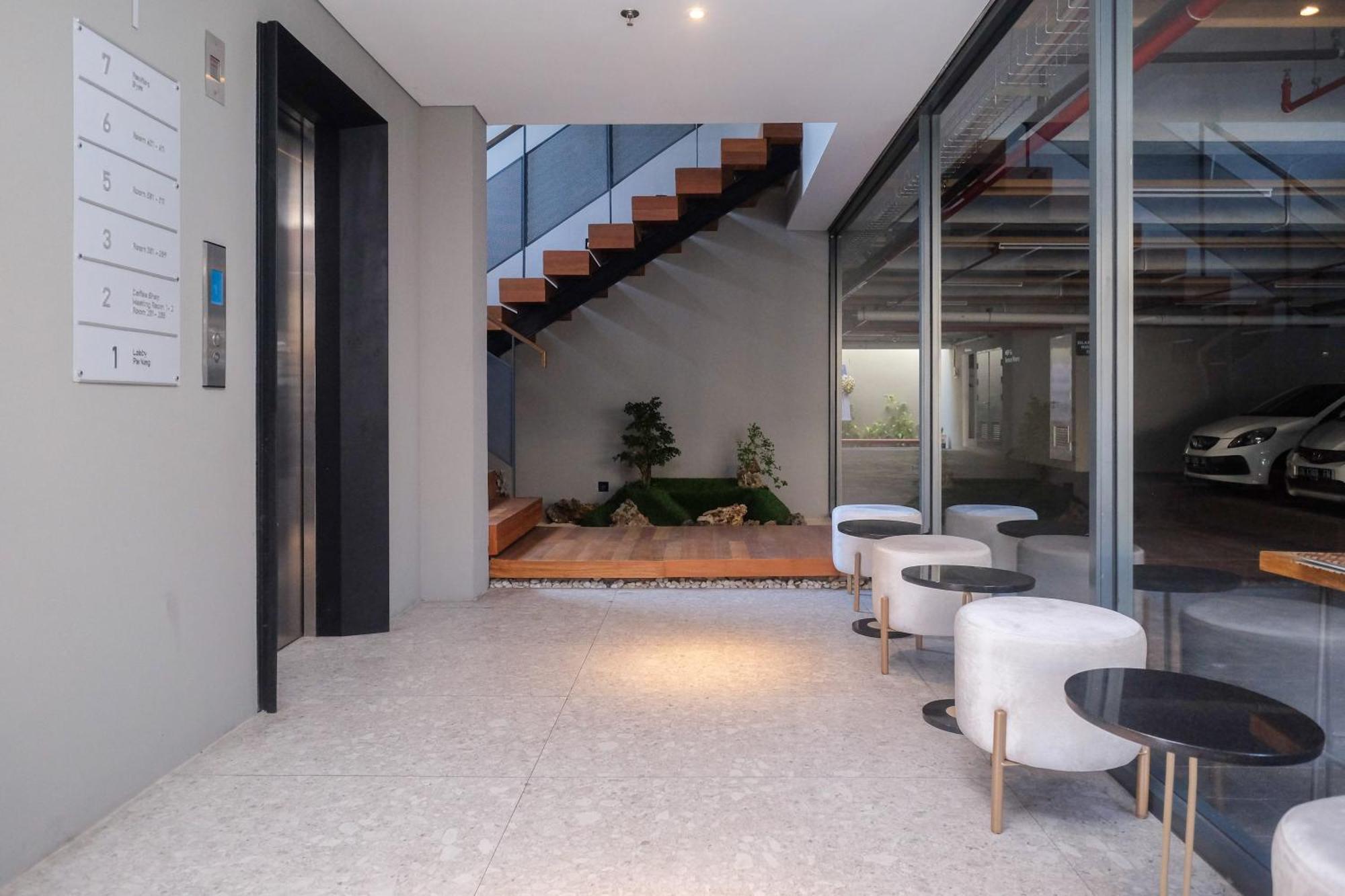 Sans Hotel Rg Living Jogja By Reddoorz Pakualaman Esterno foto