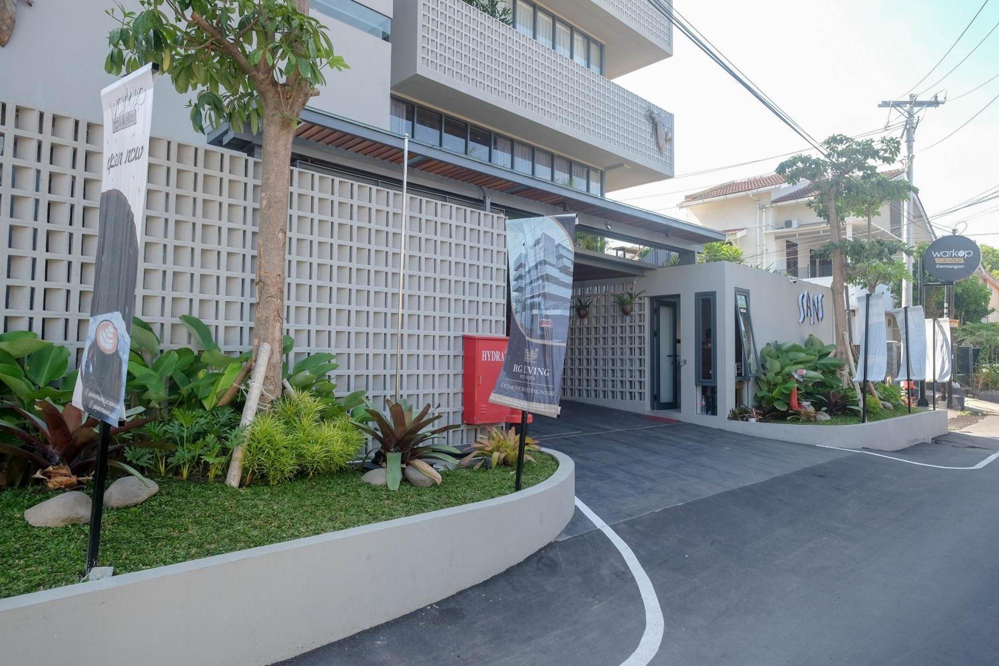Sans Hotel Rg Living Jogja By Reddoorz Pakualaman Esterno foto